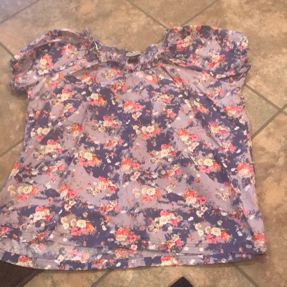 Short sleeve top. Cuffed arms. Tie in front.